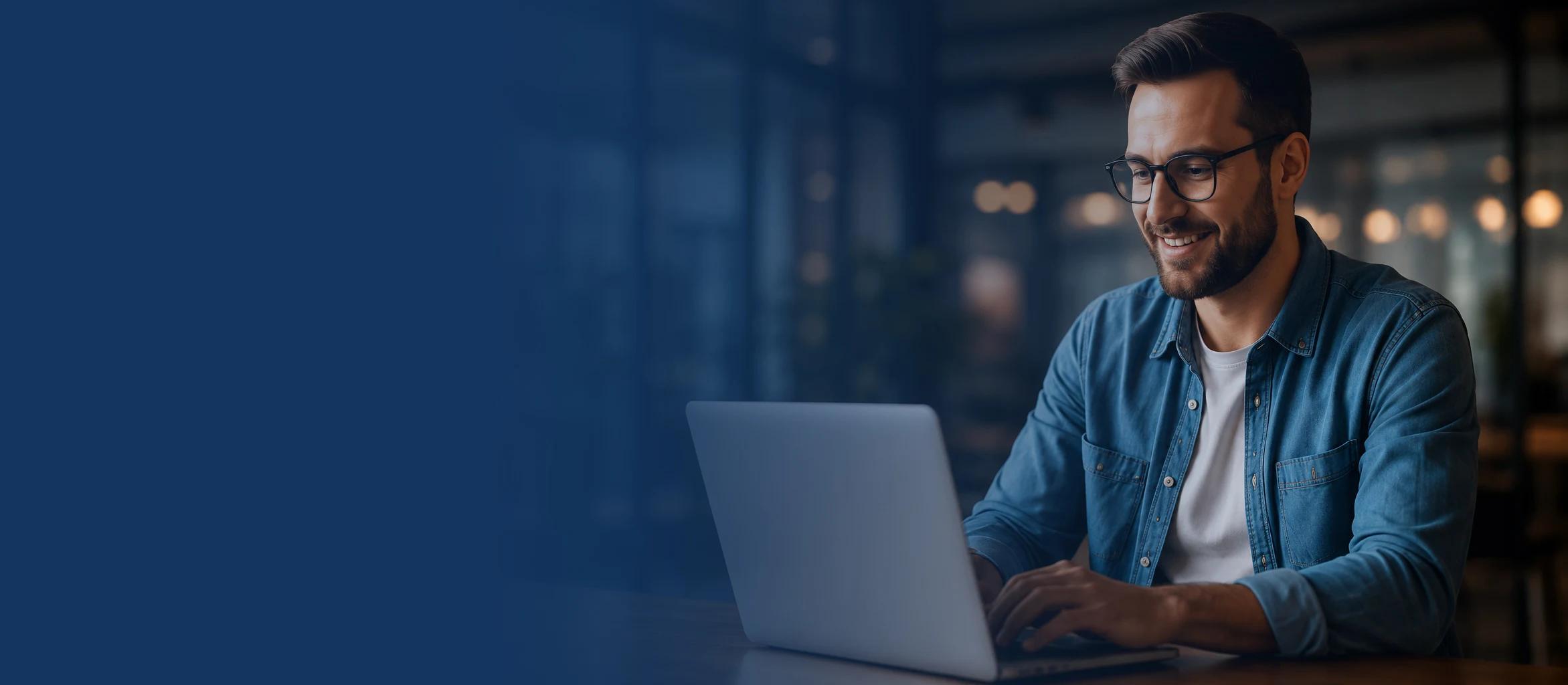 Homme à son ordinateur portable — contactez l’équipe MIA